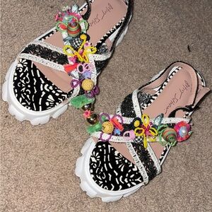NEW Betsey Johnson Black and White Sandals with Artistic Flair 8.5us